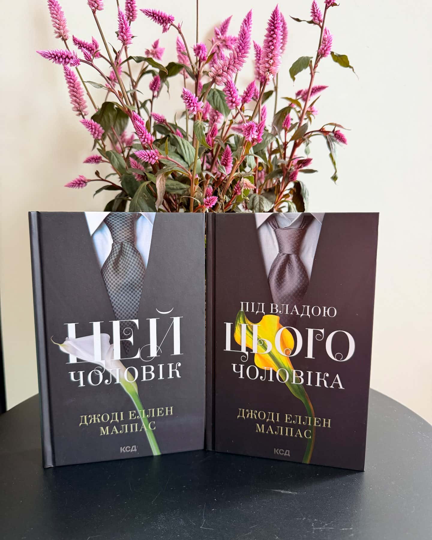 1. Цей чоловік. 2. Під владою цього чоловіка — Джоді Еллен Малпас